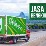 Truk Deliveree melintas di jalan tol dengan pemandangan Bukit Kendis Bengkulu di belakangnya, terdapat tulisan “Jasa Kirim Bengkulu Bali” di kanan atas.