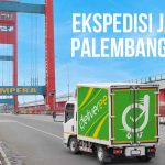 Truk Deliveree melintas di Jembatan Ampera dengan tulisan "Ekspedisi Jakarta Palembang Hemat" di latar belakang.