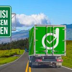 Gambar menunjukkan truk Deliveree di jalan pegunungan dengan papan jalan yang bertuliskan "Ekspedisi Karangasem Tulamben."