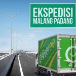 Truk ekspedisi Deliveree melaju di jalan tol dengan papan petunjuk 'Ekspedisi Malang Padang'.