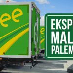 Truk ekspedisi Deliveree Malang-Palembang terparkir di area terbuka.