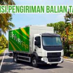 Truk Deliveree melintasi jalan di area Tabanan Bali, terdapat tulisan “Ekspedisi Pengiriman Balian Tabanan” di kiri atas.