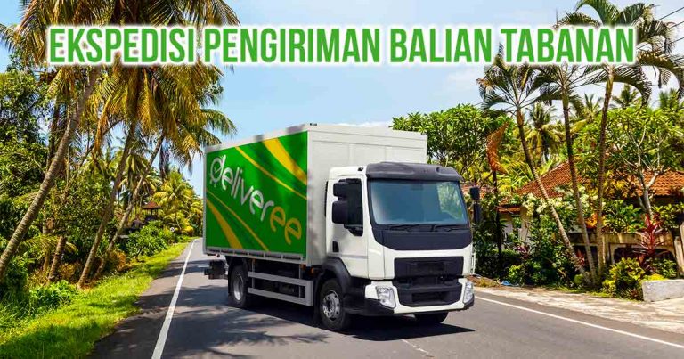 Truk Deliveree melintasi jalan di area Tabanan Bali, terdapat tulisan “Ekspedisi Pengiriman Balian Tabanan” di kiri atas.