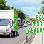 Truk Deliveree melewati jalan raya di daerah Kuta Bali, terdapat tulisan “Ekspedisi Pengiriman Tabanan Kuta” di bagian kanan atas.
