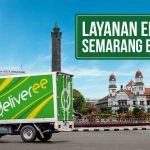 Truk Deliveree melintasi bundaran dengan Tugu Muda Semarang dan bangunan Lawang Sewu terlihat di belakangnya, terdapat tulisan “Layanan Ekspedisi Semarang Bengkulu” di pojok kanan atas.