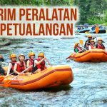 Pemandangan sungai alami dengan beberapa perahu karet terlihat di gambar sedang ditumpangi oleh peserta arung jeram. Terdapat tulisan di “Jasa Kirim Peralatan Wisata Petualangan” di kanan atas.