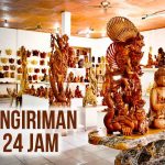 Ragam kerajinan patung berbagai ukuran ditampilkan di etalase sebuah toko, terdapat tulisan “Jasa Pengiriman Patung 24 Jam”