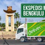 Truk Deliveree melewati Monumen Melati Kadet Suropati di Kota Malang, terdapat tulisan “Ekspedisi Malang Bengkulu” 24 Jam di sisi kanan atas.
