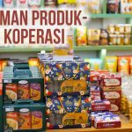 Etalase toko yang dipenuhi oleh makanan dan jajanan kemasan khas Indonesia yang merupakan produk-produk koperasi. Di kiri atas terdapat tulisan “Pengiriman Produk-produk Koperasi”.