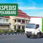 Truk Deliveree melewati jalan di depan Kantor Walikota Malang, di pojok kiri bawah terdapat tulisan “Jasa Ekspedisi Malang Pekanbaru”.