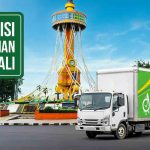 Truk Deliveree melewati monumen tugu Selamat Datang di Kota Jambi, terdapat tulisan “Ekspedisi Pengiriman Jambi Bali” di kanan atas.