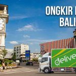 Truk Deliveree melewati Monumen Jam Sinar Indonesia Baru Medan
