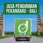 Truk Deliveree melewati Candi Bentar di Bali yang berbentuk gapura besar bermotif dengan jalan aspal di tengah-tengahnya. Terdapat tulisan “Jasa Pengiriman Pekanbaru-Bali” di kiri atas.
