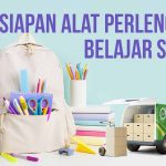 Tas sekolah, peralatan menulis, buku, dan minivan dengan kardus kardus di dalamnya sebagai ilustrasi kebutuhan alat perlengkapan belajar sekolah.