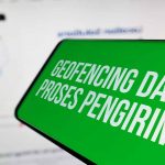 Ilustrasi geofencing dalam proses pengiriman yang ditampilkan pada layar smartphone dengan peta digital