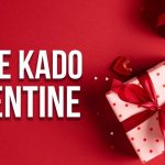 Kotak kado dengan balon hati kecil di sekitarnya sebagai ilustrasi “Ide Kado/Hadiah Valentine.”