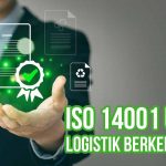 Gambar menunjukkan seseorang yang memegang simbol sertifikasi ISO 14001 dengan dokumen dan simbol lingkungan, dengan teks "ISO 14001 untuk Logistik Berkelanjutan.