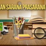 Peralatan tulis, buku, dan truk pengiriman di atas meja dengan latar belakang ruang kelas sebagai ilustrasi “Logistik Pengadaan Sarana Prasarana Sekolah”.