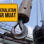 Peralatan bongkar muat di pelabuhan dengan crane dan hook besar