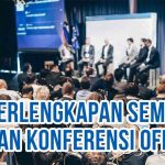 Kegiatan diskusi saat seminar atau konferensi offline sebagai ilustrasi “5 Perlengkapan Seminar dan Konferensi Offline.”