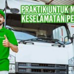 Gambar menunjukkan seorang pengemudi truk Deliveree yang tersenyum dan memberi jempol di depan truk, dengan teks "Praktik untuk Menjamin Keselamatan Pengemudi."