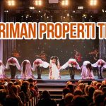 Aktor di atas panggung pertunjukan teater dengan banyak penonton di bawahnya sebagai ilustrasi “Pengiriman Properti Teater.”