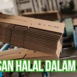 Gambar menunjukkan tumpukan kardus yang sedang disusun dengan tangan, dengan teks "Kemasan Halal dalam Bisnis."