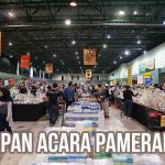 Acara book fair dengan banyak tumpukan buku dan pengunjung sebagai ilustrasi “Persiapan Acara Pameran Buku”.