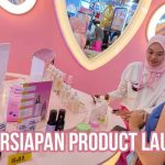 Seorang perempuan mengunjungi acara product launching makeup sebagai ilustrasi “Ide & Persiapan Product Launching”.