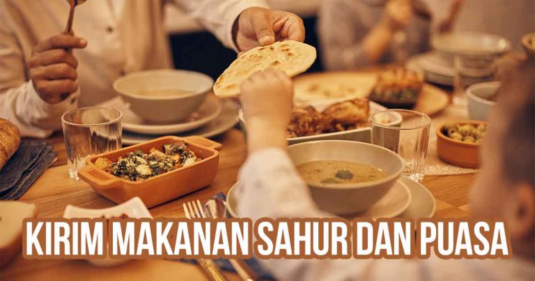 Keluarga muslim sedang melaksanakan makan sahur di meja makan sebagai latar belakang dengan judul gambar “Kirim Makanan Sahur dan Puasa”