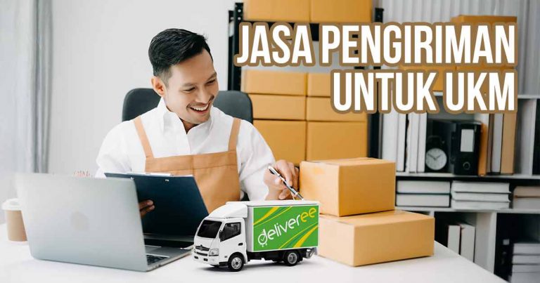 Pengusaha UKM tersenyum sambil dikelilingi kotak paket dengan miniatur truk Deliveree di depannya sebagai ilustrasi jasa pengiriman yang digunakan.