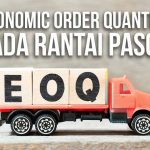 Miniatur truk dengan blok kayu bertuliskan EOQ, menggambarkan konsep Economic Order Quantity dalam rantai pasok.