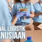 Sekelompok orang yang sedang mengemas barang, kemungkinan sebagai bagian dari operasi logistik kemanusiaan, dengan fokus pada pengorganisasian persediaan.