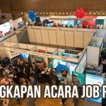 Berbagai stand booth perusahaan serta kerumunan pelamar kerja sebagai ilustrasi “Perlengkapan Acara Job Fair.”