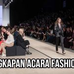 Ruang fashion show dengan kursi yang dipenuhi penonton, lampu sorot di atas, dan model peraga busana, sebagai ilustrasi “Perlengkapan Acara Fashion Show”.