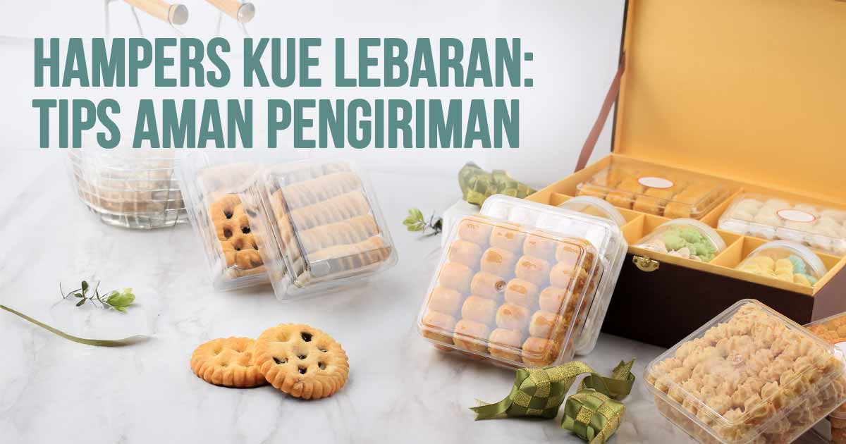 Hampers kue kering Lebaran dalam kemasan plastik dan kotak eksklusif sebagai ilustrasi “Hampers Kue Lebaran: Tips Pengiriman Aman.”