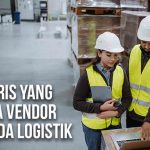 Dua pekerja dengan helm dan rompi di gudang, sedang memeriksa inventaris yang dikelola vendor (VMI) dalam logistik