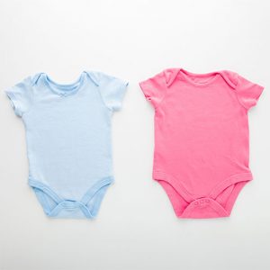 Baju berwarna biru dan pink untuk newborn baby.
