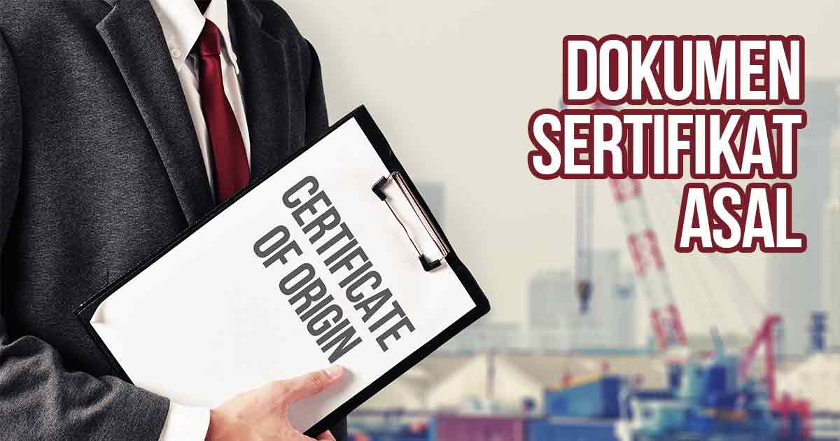 Seorang pria dengan jas hitam dan dasi merah memegang clipboard bertuliskan 'CERTIFICATE OF ORIGIN' dengan latar belakang pelabuhan dan crane. Di sisi kanan gambar terdapat teks 'DOKUMEN SERTIFIKAT ASAL'.
