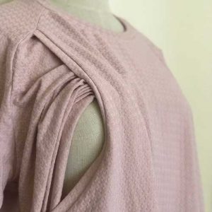 Baju dengan desain khusus ibu menyusui.
