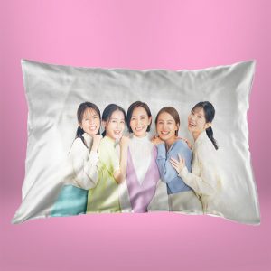 Ilustrasi sarung bantal dengan foto kenangan sebagai motif.