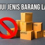 Tumpukan kotak kardus dengan simbol larangan merah di depan, disertai teks "Ketahui Jenis Barang Lartas".