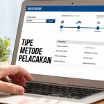Tangan menggunakan laptop yang menampilkan sistem pelacakan pengiriman dengan status paket, disertai teks "Tipe Metode Pelacakan".
