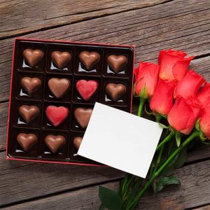 Buket bunga dan coklat premium untuk pasangan.