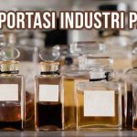 Deretan botol parfum kaca dengan berbagai warna cairan, berlabel kosong. Teks: "Transportasi Industri Parfum".