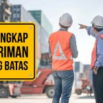 Dua pekerja logistik dengan helm dan rompi oranye berdiskusi di area pelabuhan dengan latar belakang kontainer kargo. Terdapat papan kuning bertuliskan 'INFO LENGKAP PENGIRIMAN AMBANG BATAS' di sisi kiri gambar.
