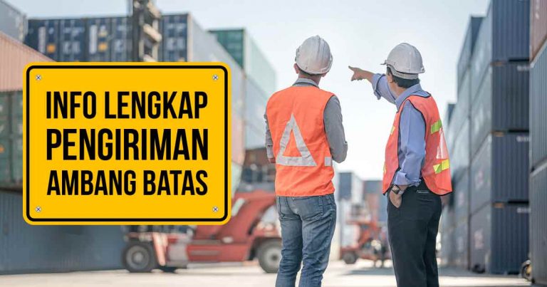 Dua pekerja logistik dengan helm dan rompi oranye berdiskusi di area pelabuhan dengan latar belakang kontainer kargo. Terdapat papan kuning bertuliskan 'INFO LENGKAP PENGIRIMAN AMBANG BATAS' di sisi kiri gambar.
