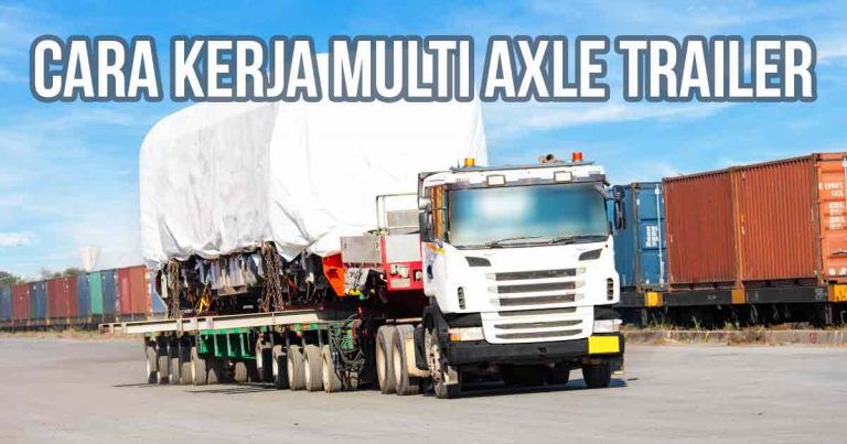 Truk multi axle trailer mengangkut muatan berat yang ditutup terpal di area logistik dekat kontainer.