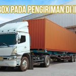 Truk trailer putih dengan kontainer box oranye sedang parkir di depan gudang, dilengkapi teks "Trailer Box pada Pengiriman di Indonesia".