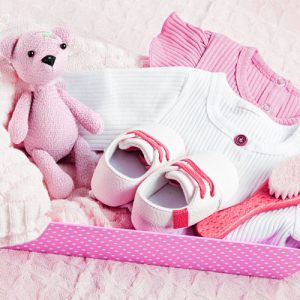 Hampers custom berisi hadiah untuk newborn.